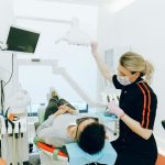 Implanty zębowe: co warto wiedzieć przed zabiegiem?