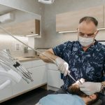 Jakie są przyczyny krwawienia dziąseł i jak je skutecznie leczyć?