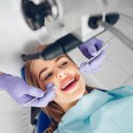 Jakie są przyczyny krwawienia dziąseł i jak je skutecznie leczyć?