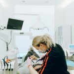 Czy leczenie ortodontyczne boli? Etapy i możliwe dolegliwości