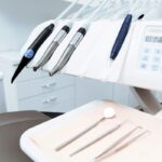Dlaczego dziąsła krwawią? Przyczyny i leczenie krwawienia dziąseł